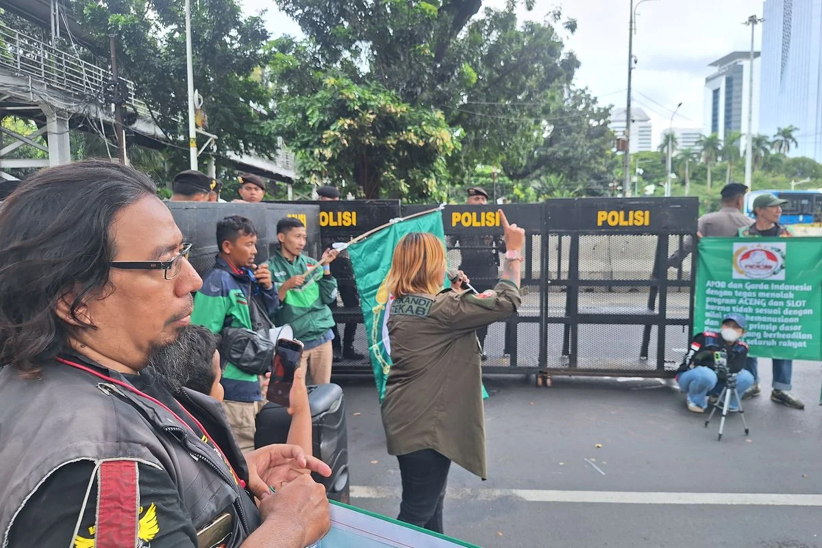 Puluhan Pengemudi Ojek Online Demo di Depan Kantor Saiful Mujani, Tolak Seruan Gulingkan Prabowo