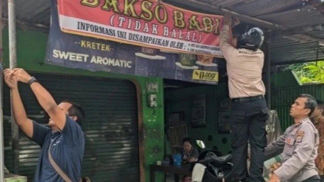 Puluhan Spanduk Tolak Warung Mie Babi di Parangjoro, Sukoharjo: Warga dan Jemaah Masjid Bersatu Sampaikan Aspirasi