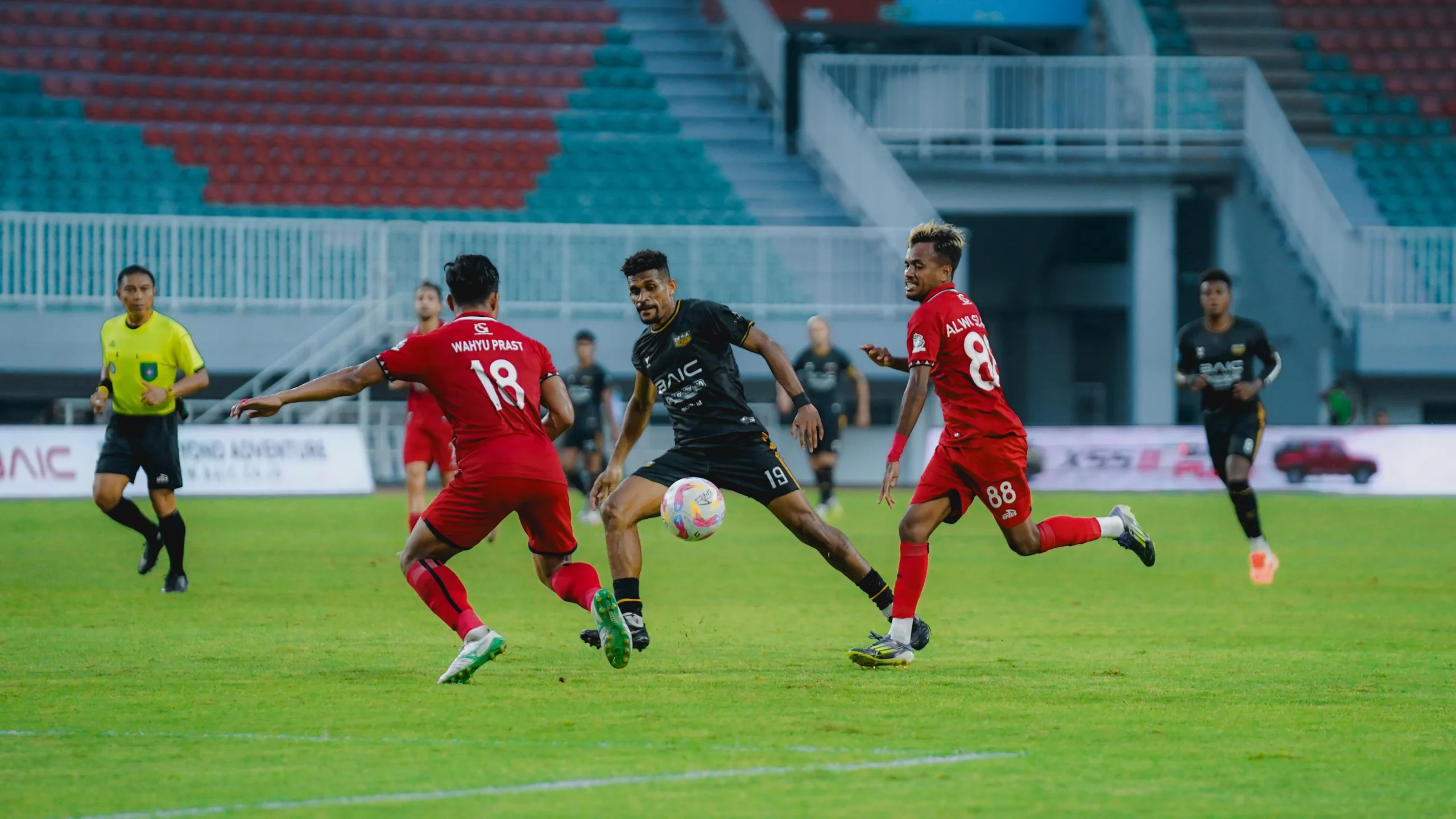 Ricky Kambuaya Bawa Dewa United Comeback Dramatis 2-1 atas Madura United di Gelora Bangkalan