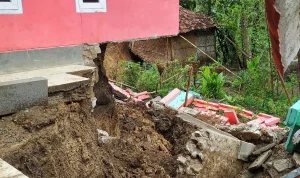 Rumah Ambles di Bantargadung, Ibu Hamil Dapat Kejutan Emas di Tengah Bencana