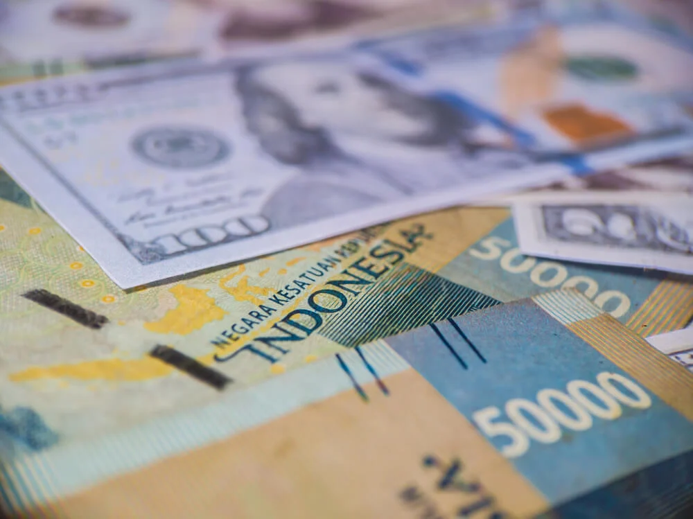 Rupiah Merosot ke Rp17.105 per Dolar: Dampak Berat pada Masyarakat dan Ekonomi Indonesia