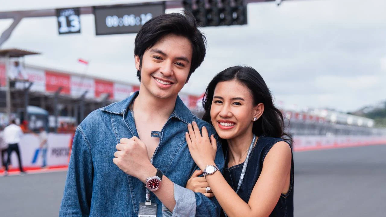 Shenina Cinnamon & Angga Yunanda Rayakan Babymoon di Disneyland Tokyo Meski Pakai Kursi Roda, Tetap Ceria!