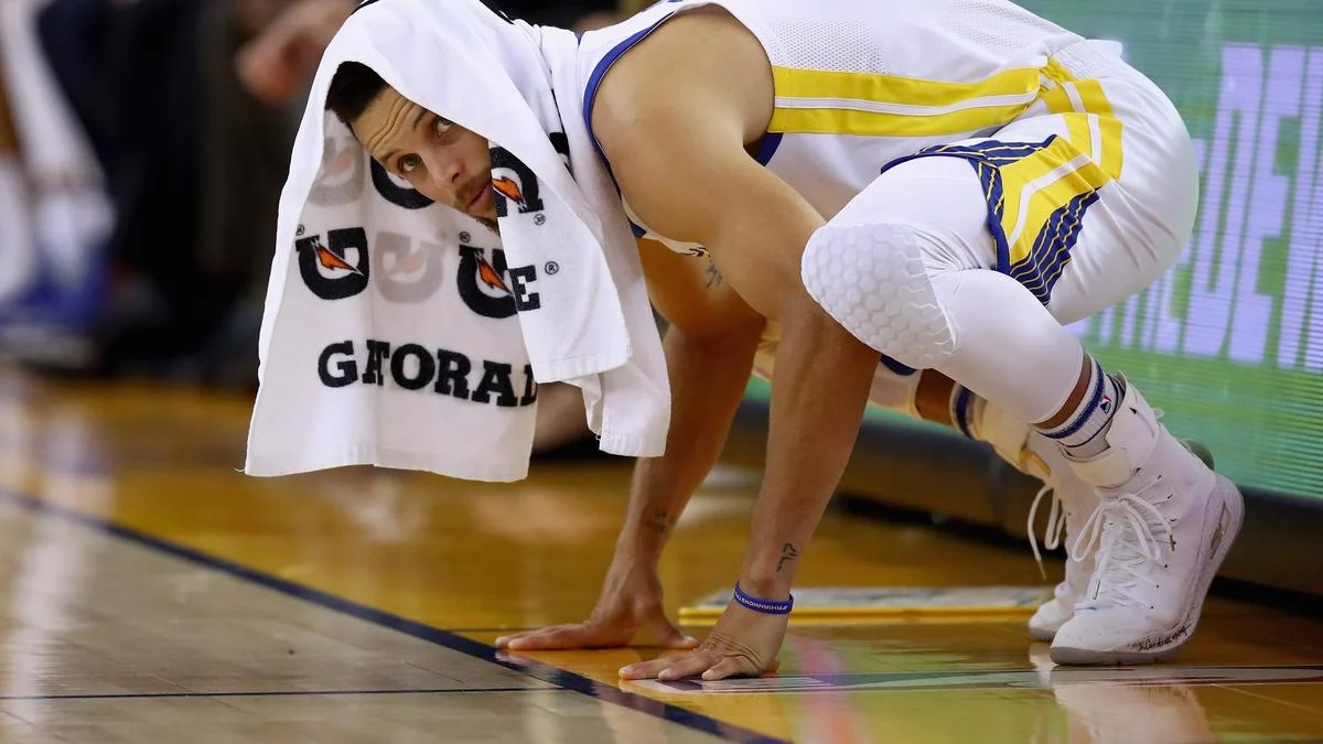 Stephen Curry Kembali Bertenaga: Dari Luka Lutut ke Puncak Penjualan Jersey dan Harapan Playoff Mengejutkan
