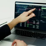 Suspensi Saham WBSA: BEI Hentikan Perdagangan Setelah Lonjakan 307% Sejak IPO, Analis Ingatkan Risiko