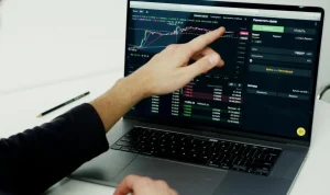 Suspensi Saham WBSA: BEI Hentikan Perdagangan Setelah Lonjakan 307% Sejak IPO, Analis Ingatkan Risiko