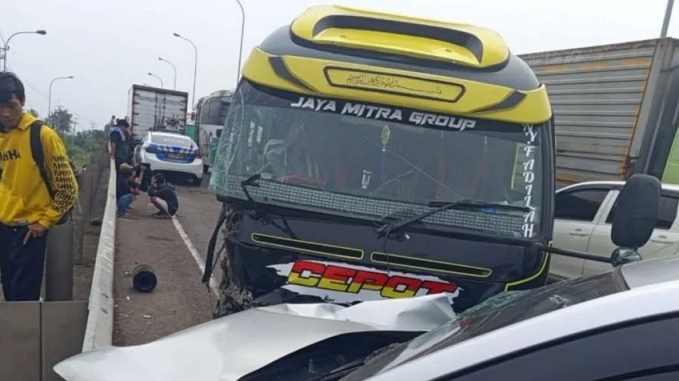 Truk Oleng Hantam Empat Kendaraan, Kecelakaan Beruntun 5 Kendaraan di Jalan Parakan‑Kertek Wonosobo Tegangkan Lalu Lintas