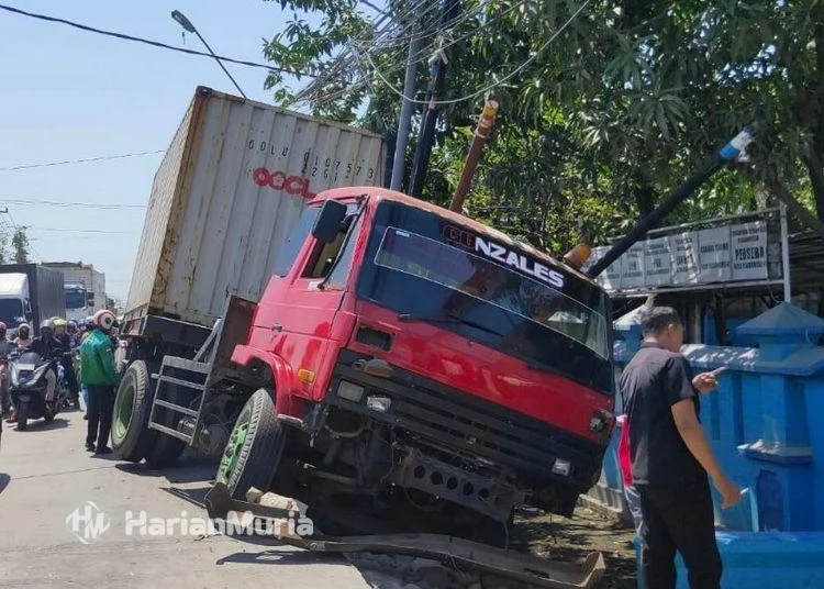 Truk Oleng Menyebabkan Kecelakaan Beruntun Lima Kendaraan di Jalan Parakan‑Kertek, Wonosobo: Satu Tewas dan Empat Luka