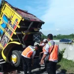 Truk Paket Tabrak Dump Truk di Tol Jombang-Mojokerto, Sopir dan Kernet Tewas Akibat Pengantuk