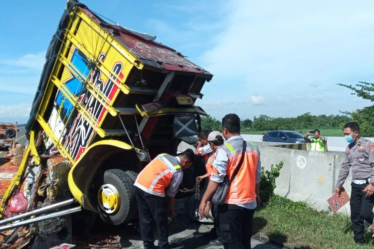 Truk Paket Tabrak Dump Truk di Tol Jombang-Mojokerto, Sopir dan Kernet Tewas Akibat Pengantuk