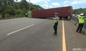 Truk Trailer Terguling di Tol Cipularang, Kontainer Menutup Jalan dan Lalu Lintas Tersendat