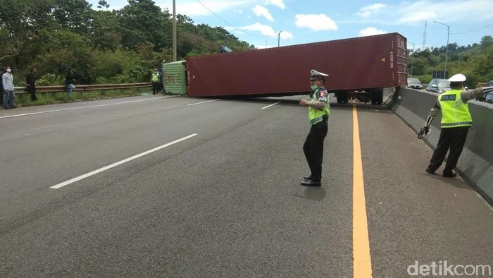 Truk Trailer Terguling di Tol Cipularang, Kontainer Menutup Jalan dan Lalu Lintas Tersendat
