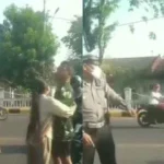 Viral! Pria Berkaos Loreng Diduga TNI Bentrok dengan Polisi Usai Terobos Lampu Merah di Cawang