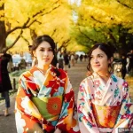 wanita jepang ramai pakai kimono tersenyum