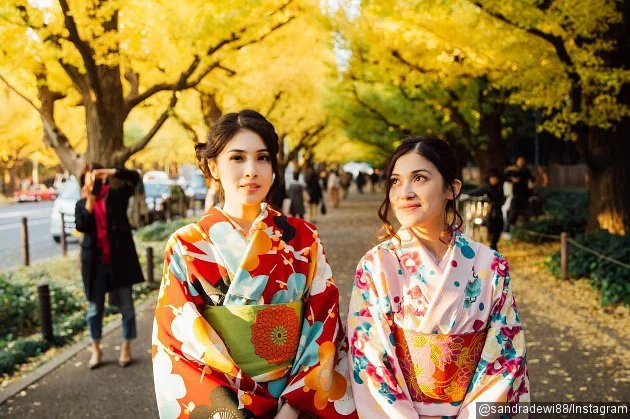 wanita jepang ramai pakai kimono tersenyum