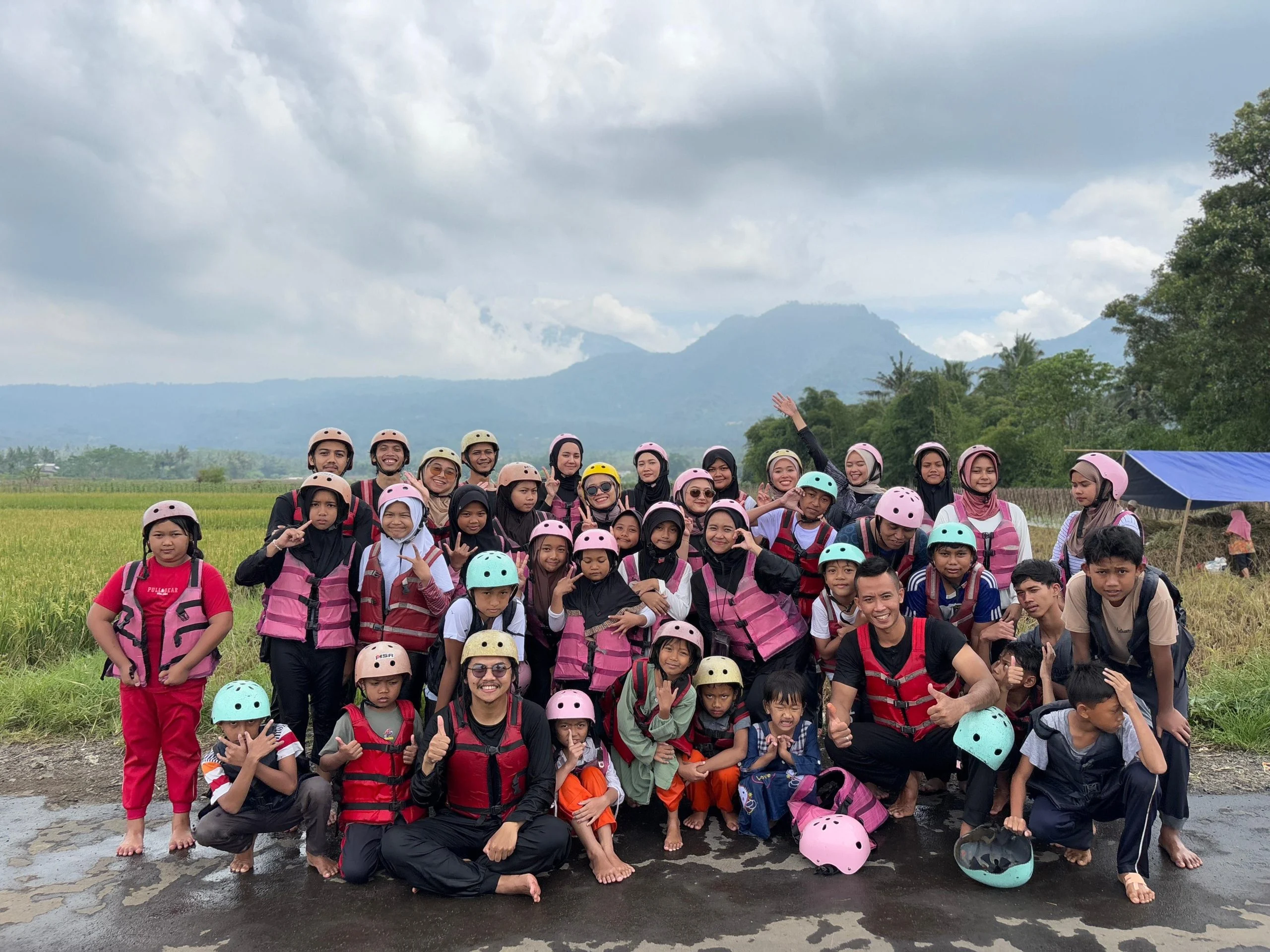 Wendy Walters Berbagi Keceriaan dengan Anak-anak Basecamp Gunung Leuser, Momen Langka yang Menghangatkan Hati