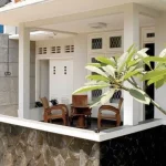 7 Contoh Teras Rumah Kampung Minimalis yang Bikin Tampak Depan Lebih Modern dan Elegan