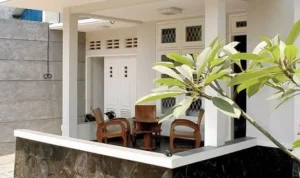 7 Contoh Teras Rumah Kampung Minimalis yang Bikin Tampak Depan Lebih Modern dan Elegan