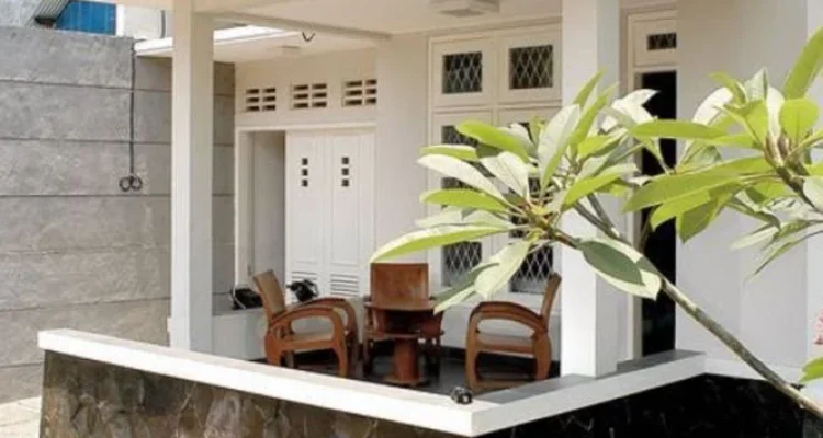 7 Contoh Teras Rumah Kampung Minimalis yang Bikin Tampak Depan Lebih Modern dan Elegan