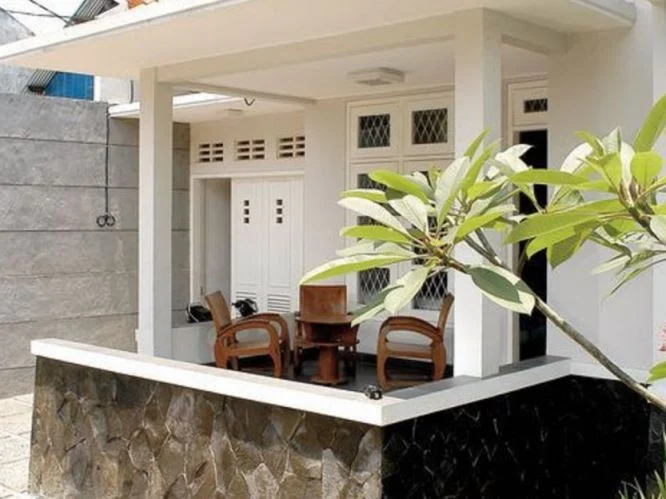 7 Contoh Teras Rumah Kampung Minimalis yang Bikin Tampak Depan Lebih Modern dan Elegan