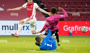 Ajax Amsterdam Menang Dramatis Atas FC Utrecht, Maarten Paes Jadi Pahlawan