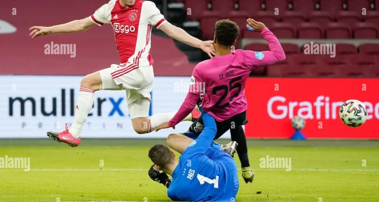 Ajax Amsterdam Menang Dramatis Atas FC Utrecht, Maarten Paes Jadi Pahlawan