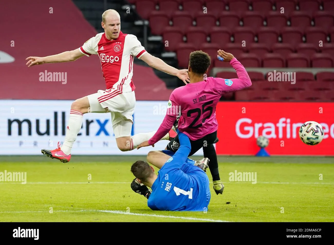 Ajax Amsterdam Menang Dramatis Atas FC Utrecht, Maarten Paes Jadi Pahlawan