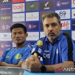 Arema FC Tutup Musim dengan Kemenangan, Pelatih Marcos Santos Berharap Kehadiran Suporter Meningkat