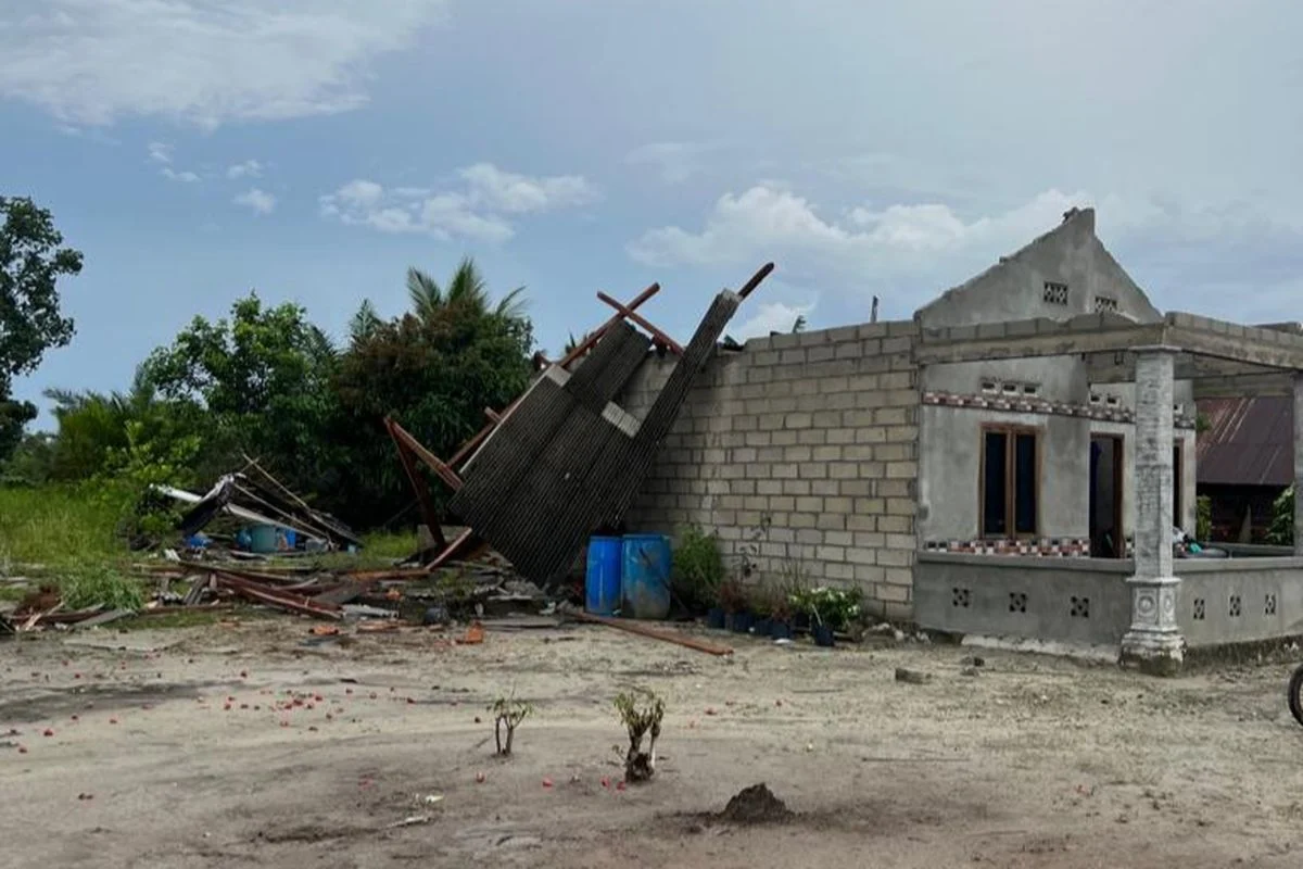 Badai Tornado Menghantam Labuan, 33 Rumah Rusak dan Satu Orang Terluka