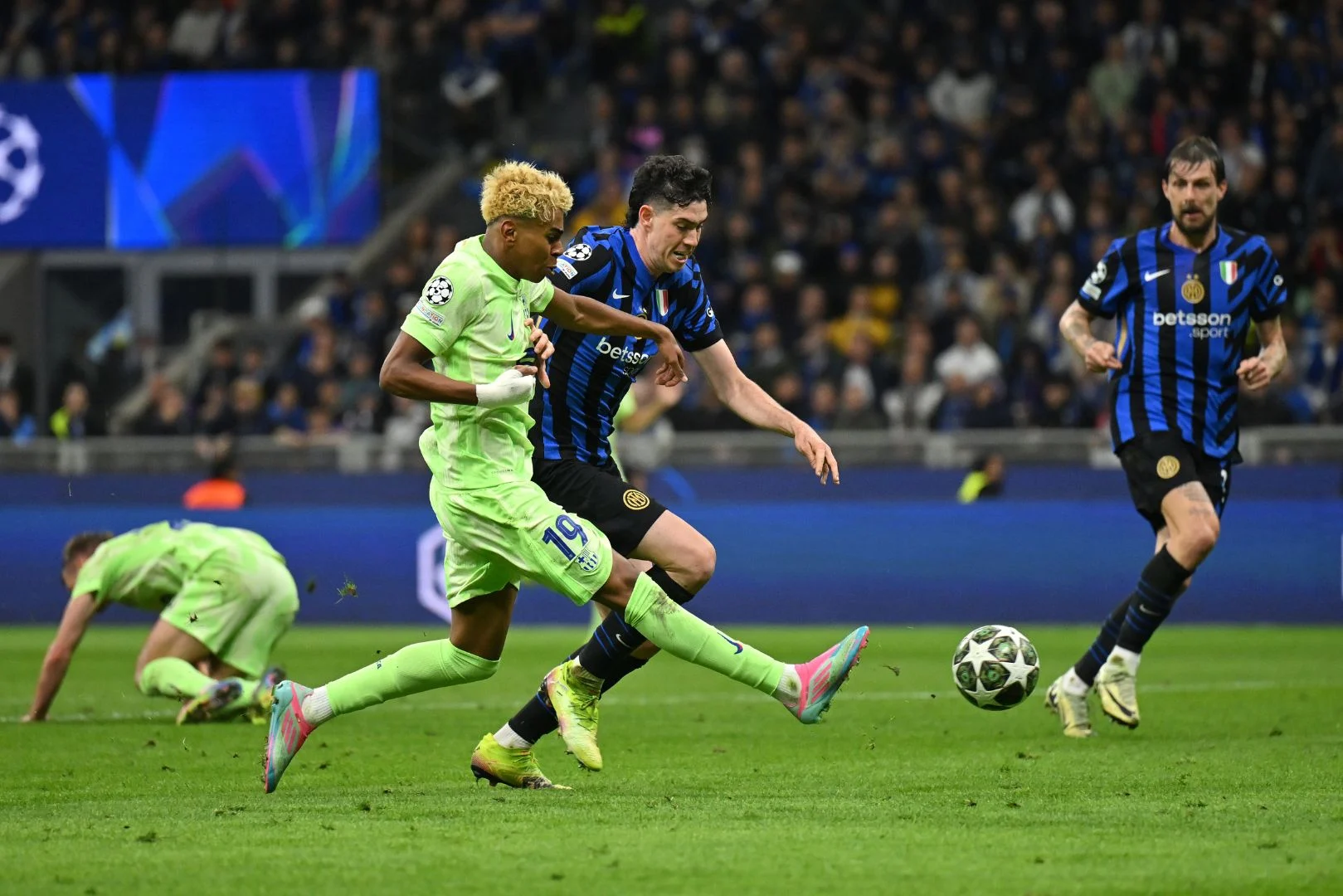 Bastoni Transfer Musim Panas 2026: Real Madrid vs Barcelona Berlomba Rebut Bek Tengah Inter