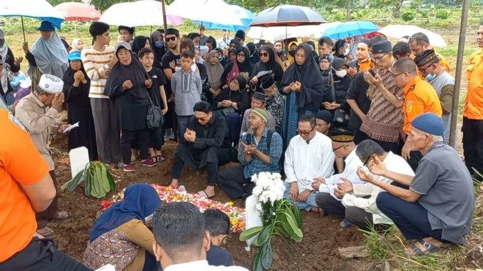 Bunga Zainal Menceritakan Detik-Detik Terakhir Ayahnya: Dari Firasat Buruk Hingga Pemakaman