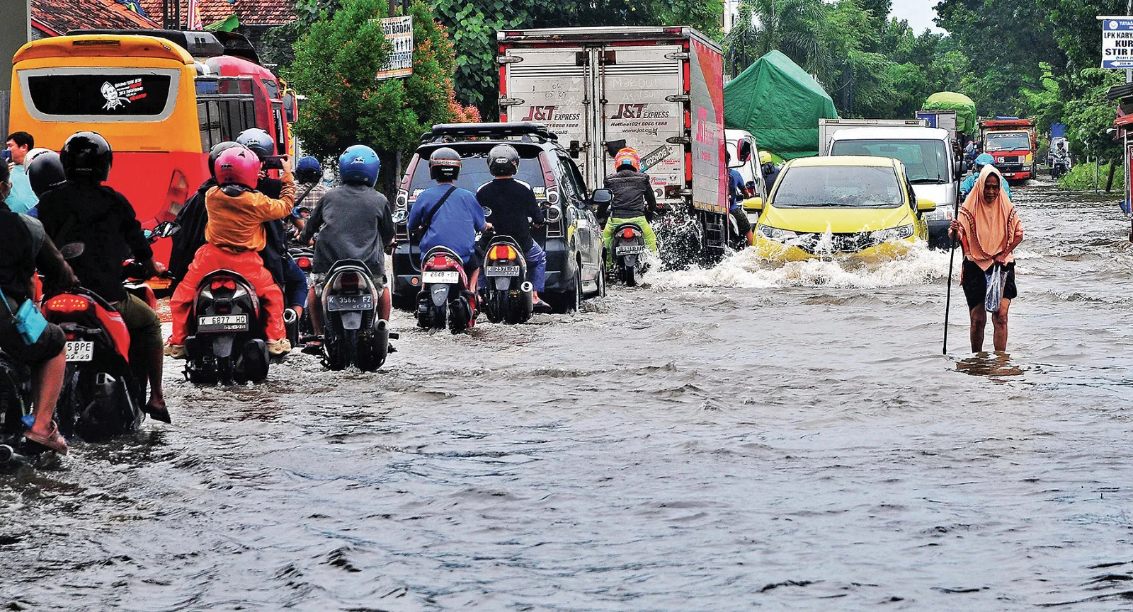 Cuaca Ekstrem Melanda Indonesia: BMKG Peringatkan Potensi Banjir dan Angin Kencang