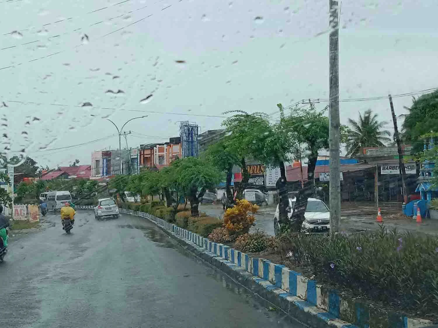 Cuaca Hari Ini: Hujan Disertai Angin Kencang Mengancam Berbagai Wilayah