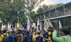 Demo BEM SI di Patung Kuda: 10 Tuntutan Mahasiswa pada Momentum Hardiknas