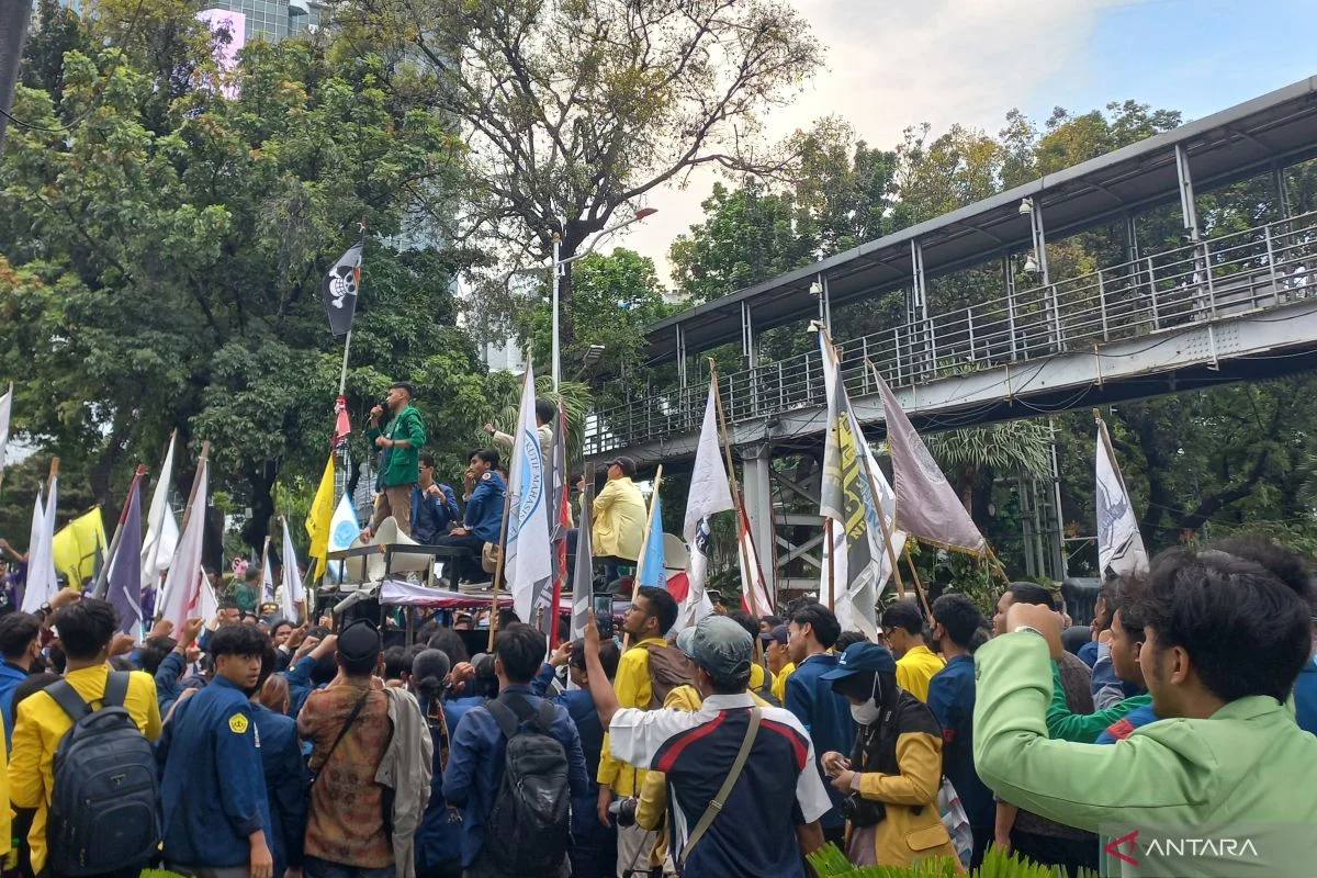 Demo BEM SI di Patung Kuda: 10 Tuntutan Mahasiswa pada Momentum Hardiknas