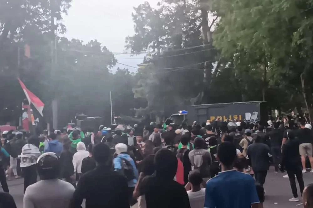 Demo Hari Ini: Arus Keluar Bali Membludak dan Kasus Pekerja Seks