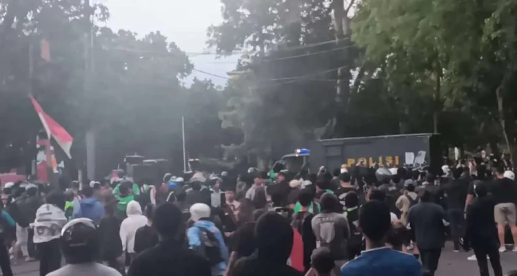 Demo Hari Ini: Arus Keluar Bali Membludak dan Kasus Pekerja Seks