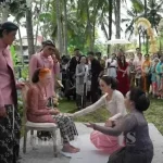 Denada Bertemu Menantu untuk Pertama Kalinya, Momen Sungkeman Bikin Haru