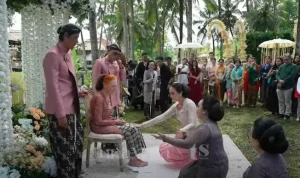 Denada Bertemu Menantu untuk Pertama Kalinya, Momen Sungkeman Bikin Haru
