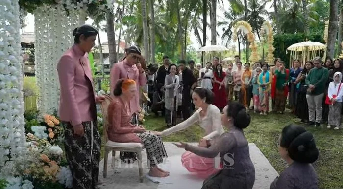 Denada Bertemu Menantu untuk Pertama Kalinya, Momen Sungkeman Bikin Haru