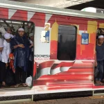 Detik Menegangkan: KRL Jurang Mangu Tersambar Petir, Rekaman Langsung Mengguncang Penumpang
