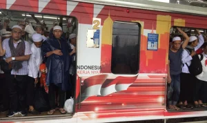 Detik Menegangkan: KRL Jurang Mangu Tersambar Petir, Rekaman Langsung Mengguncang Penumpang