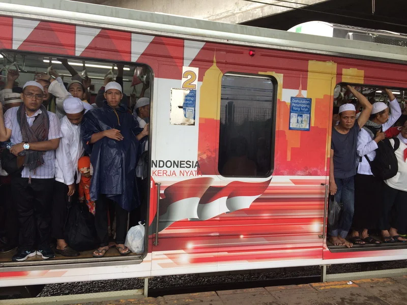 Detik Menegangkan: KRL Jurang Mangu Tersambar Petir, Rekaman Langsung Mengguncang Penumpang