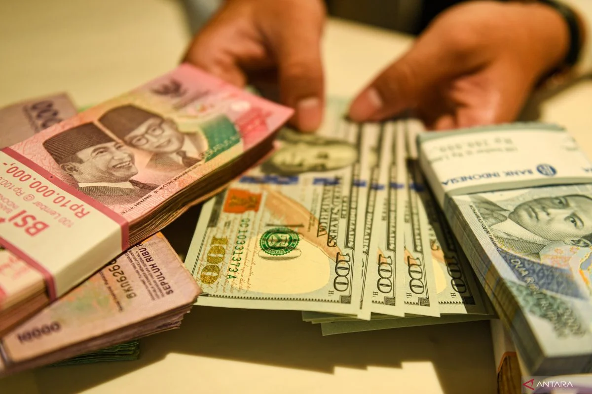 Dolar ke Rupiah Melemah, Kurs Capai Rp17.530 di Bank-Bank Besar