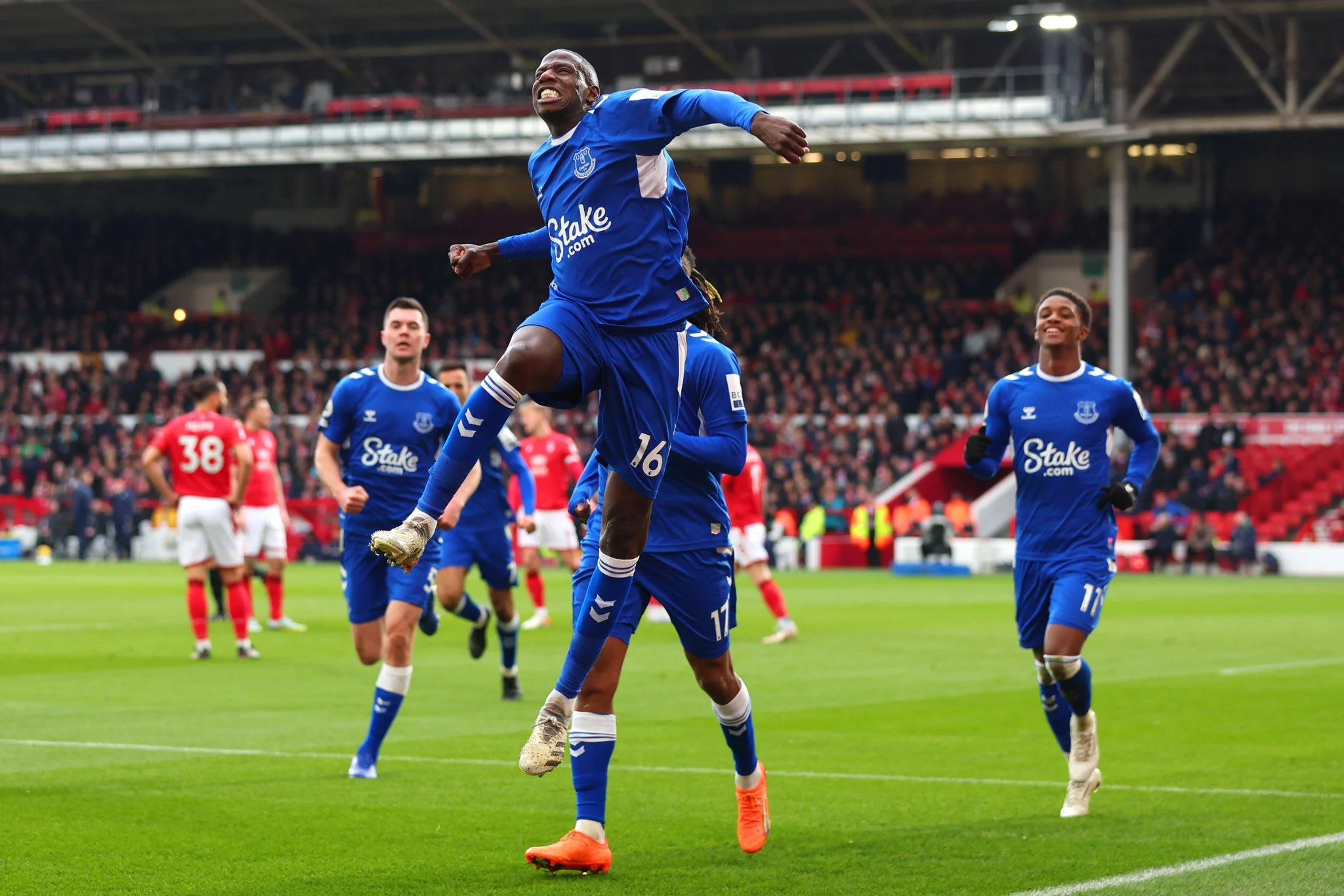 Drama Tiga Kasta di Premier League: Pertarungan Gelar, Ambisi Biru, dan Perjuangan Hindari Degradasi