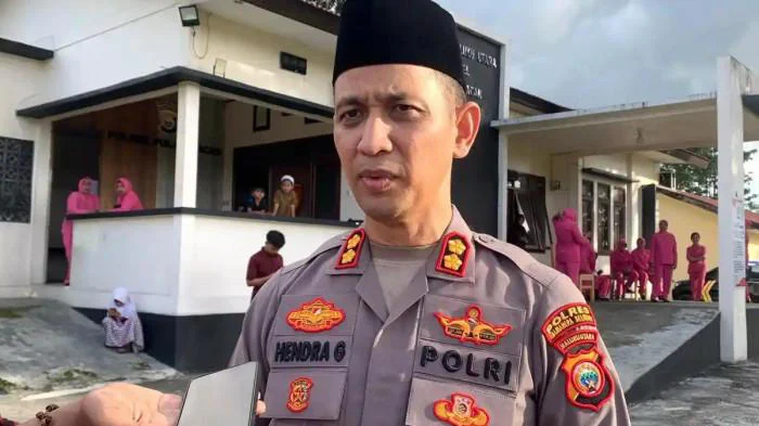 Guru SD Negeri Bobong Taliabu Hukum Siswa Makan Tanah Becek, Berakhir Damai