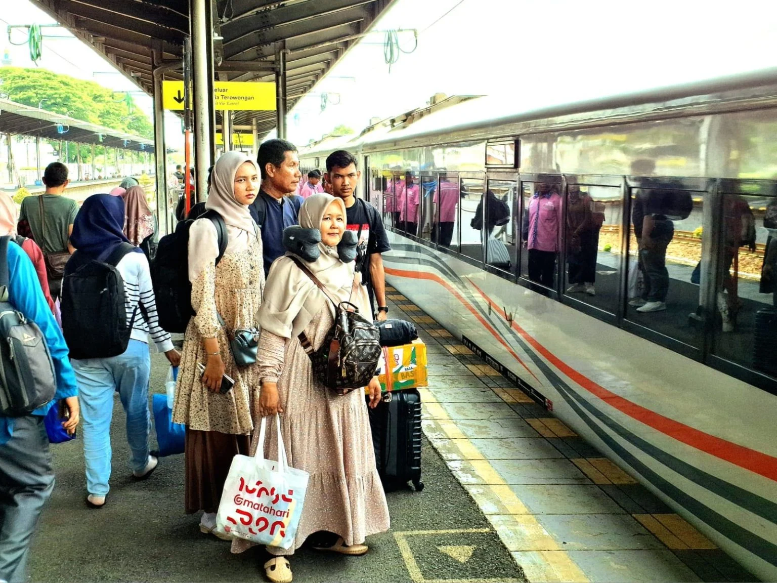 Hari Buruh 2026: Libur Panjang, Rekor Penumpang Kereta di China, dan Aksi Pekerja serta Mahasiswa Indonesia