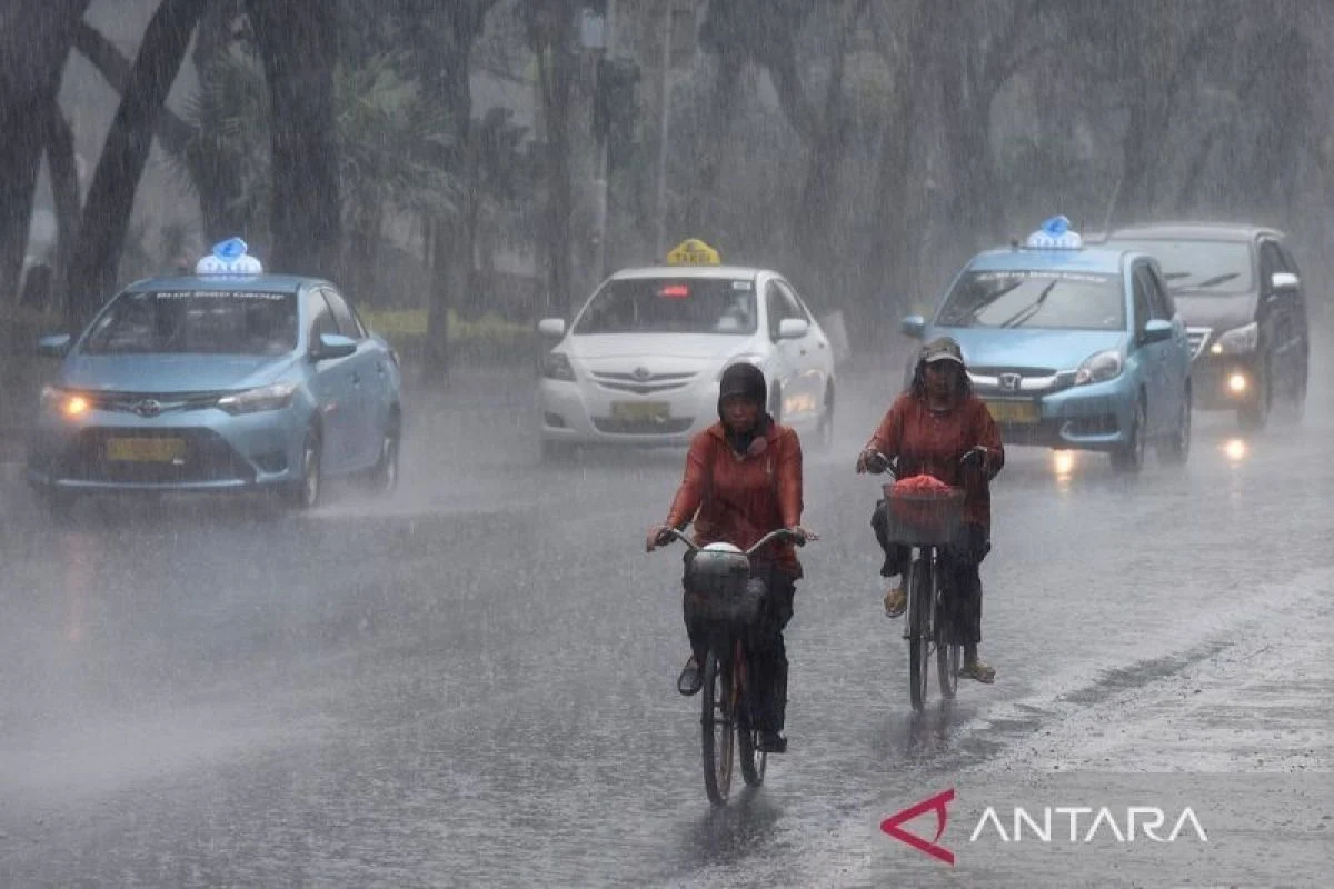Hujan Ekstrem Mengguyur Indonesia: Jakarta Basah di Musim Kemarau, Sumatra Utara Siap Hadapi Petir