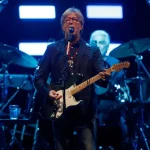Insiden Mengenaskan di Konser Eric Clapton: Penyanyi Legendaris Dilempar Benda oleh Penonton