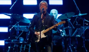 Insiden Mengenaskan di Konser Eric Clapton: Penyanyi Legendaris Dilempar Benda oleh Penonton