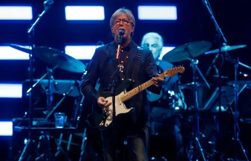 Insiden Mengenaskan di Konser Eric Clapton: Penyanyi Legendaris Dilempar Benda oleh Penonton